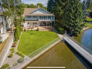 River's Edge Oasis, private dock, 2 kitchens, pool table, dog friendly!