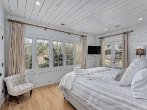 Luxury Lakefront Cottage w/ Kayaks and SUPs