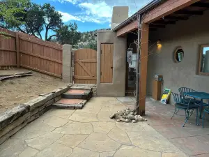 Charming 1.5 Bedrooms, 1600 sq. Ft Guest House Views/Yard W/D High Ceilings