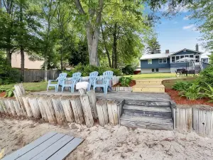 Private Beach! Kayak, Swim, Fish! Hot Tub, Sauna & Boat Dock. Year-Round Fun!