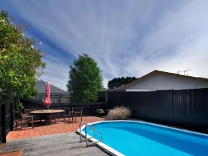 Knightsbridge Court Motor Lodge