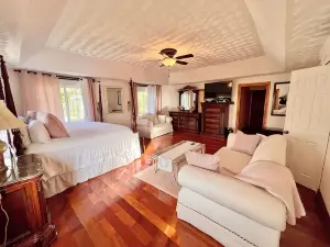 Tropical Treasure: 4 BR Oasis in the Hills of JA