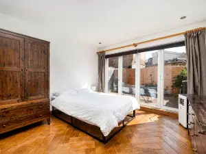 Bright Garden Flat with Private Outdoor Space