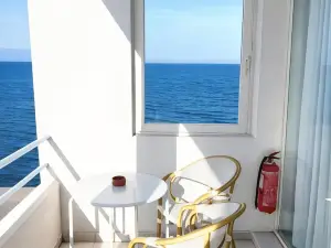Seafront Studios and Apartments