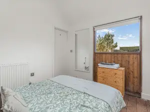 The Nook. 1 Bedroom Cottage with Indoor Fireplace
