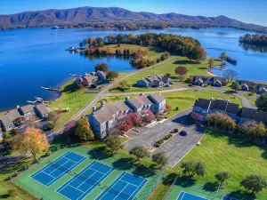 Romantic SML Penthouse, Bernard’s Landing. Smith Mountain Lake 3 Pools