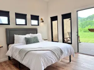 Knob Hill at Three Suns Cabins / River / Beach / Hot Tub / Romantic