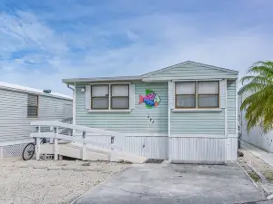 2/1 Crystal Clear Canal Front with Ocean View!