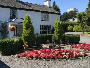 Old School House - with Private Onsite Parking
