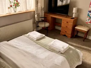 Bright Cosy House with Fast London Links