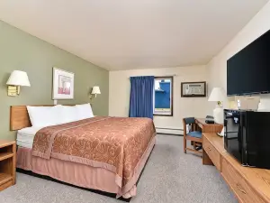 EconoLux Inn