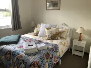 Quaint Family Home in Walpole with sleep-out
