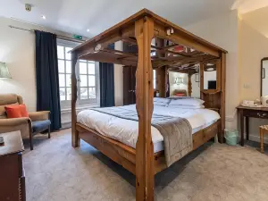 The George Hotel