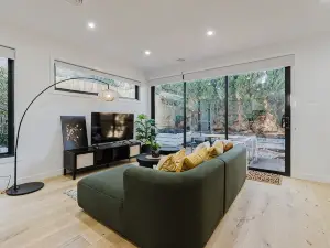 Stylish 4BR Townhouse with Private Courtyard