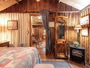 Quaint and cozy log  and knotty pine cabin close to lakes.