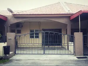 Fahaz Lumut Homestay