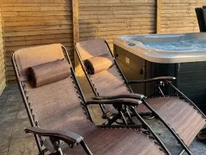 Paddock Pod - Sleeps 4 & Roofed over Private Hot Tub & New Sauna