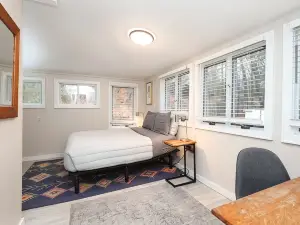 Charming 2-bedroom Lake Front Cottage with WiFi, AC in welcoming Harwinton