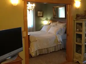One Mile from I 5 Lovely suite, gas fireplace, air conditioned, dog friendly.