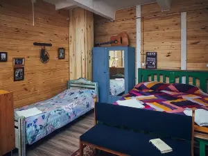 Kamorka S Lezhankoj U Okna Hotel