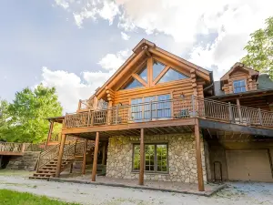 Dancing Bear Lodge--Log Cabin Getaway
