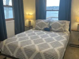 NEW Cozy Lakeside Retreat, Gorgeous Sunset Views and Firepit!