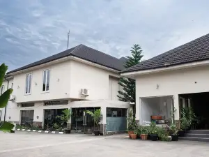 The Cromwell Courtyard Hotel