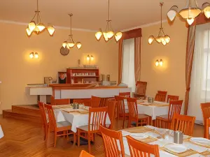 Pannon Hotel Bejelentkezés 20 óráig, Check-in Until 20 o'Clock, Einchecken Bis 20 Uhr