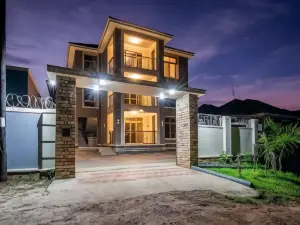 Saffron Beach Bistro & Cottages