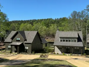 Family Friendly Lakehouse: Dock, Kayaks & Sup Board, Firepit Neighborhood Pool!