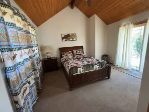 紅杉河濱小屋酒店