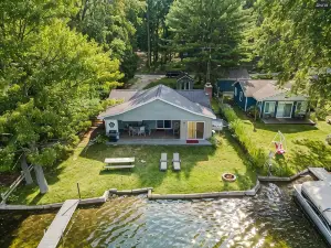 Quiet oasis steps from the water with access to Canadian Lakes amenities!