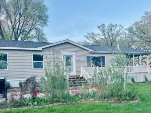 Charming 3-bedroom Legacy Lakehouse near Spicer with beautiful view of the lake!