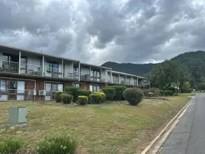 Mountain Creek Motel Bar & Restaurant
