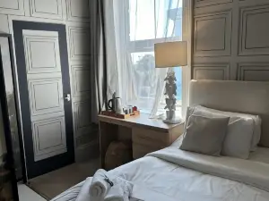 The Q Hotel