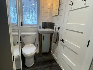 Tiny House on Upper Iowa River w/ hot tub