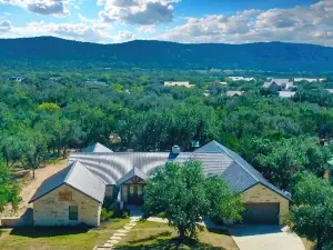Stunning 6 Bedroom vacation home with pool & hot tub 5 minutes from Frio River!