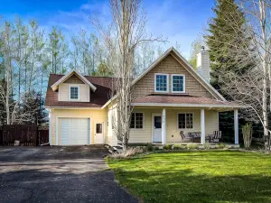 Cozy Idaho Mountain Cottage- Close to downtown and Targhee Resort AC new in 2023