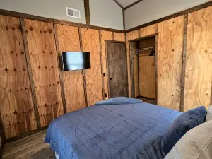 Cozy Waterfront Cabin with Boat Ramp on Lake Fork, Perfect for Fishing Enthusiasts near Quitman, Mis