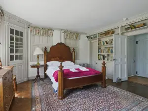 Beckons You to Enjoy an Idyllic Farm Stay in a Colonial Home for 16 Guests.