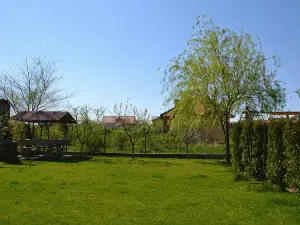 Happy Place - Casuta Galbena
