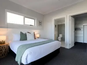 Elegant Beauty Point Home with WiFi & Fireplace