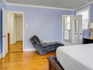 Luxurious and modern retreat in a prime corner property! 20 min from center city