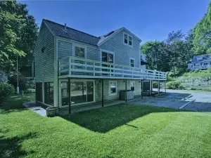 Charming classic Cape Cod home in Centerville village. 1mile to Craigville beach