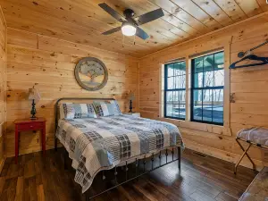 Ridge Top Cabin Retreat w/ Hot Tub & Game Room