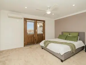 Central Modern Spacous Townhouse 290B