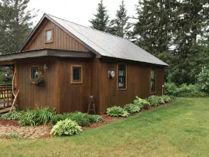 ✨🌌Peaceful riverside cabin in the UP near public beach, ❄️trails & the Porkies!🌲⛷️