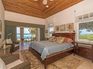 Peaceful Ocean Front Beach House in Bodden Town