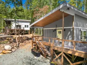 Two Tree Houses - Beehive & H20