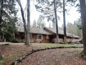 Private Country Paradise with Beautiful Indoor Pool and Spa. PET FRIENDLY